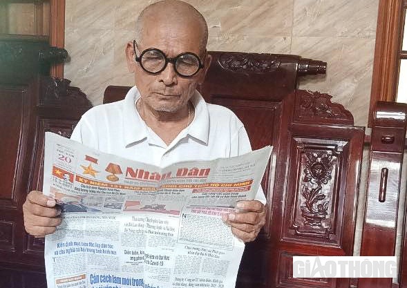 Những lúc rảnh rỗi, ông Trung tranh thủ đọc báo để vừa xem tin tức vừa giải trí cho thời gian nhanh trôi qua (Ảnh CTV)