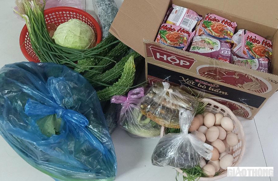 Từ hai ngày nay bị phong tỏa, gia đình ông Trung phải nhờ người thân ở bên ngoài mua sẵn đồ ăn rồi chuyển vào. (Ảnh CTV)