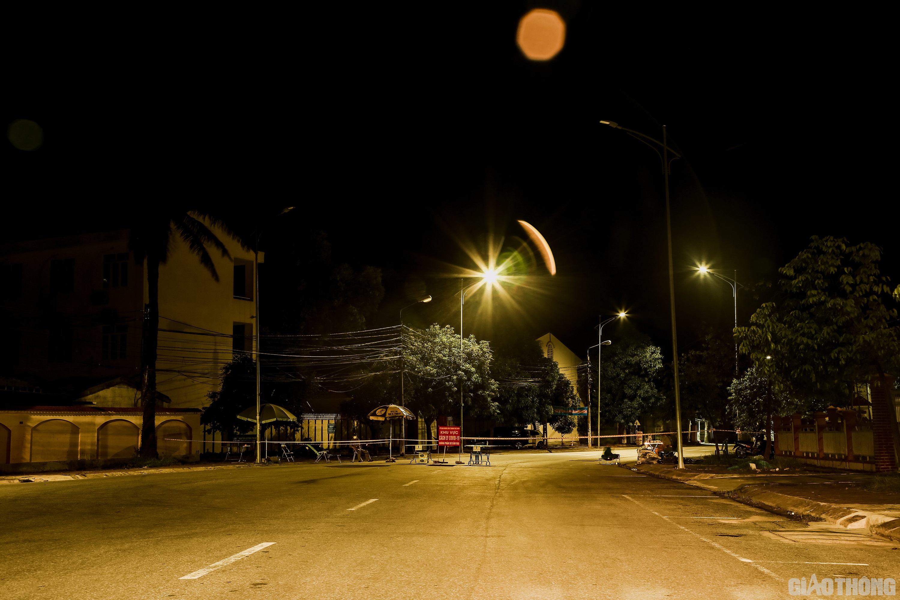 Trong khi đó, đầu đường Nguyễn Duy Trinh, lực lượng chức năng vẫn đang túc trực để gác chốt phong tỏa sau khi phát hiện 1 ca dương tính với Covid-19 ở khối Văn Tiến, phường Hưng Dũng.