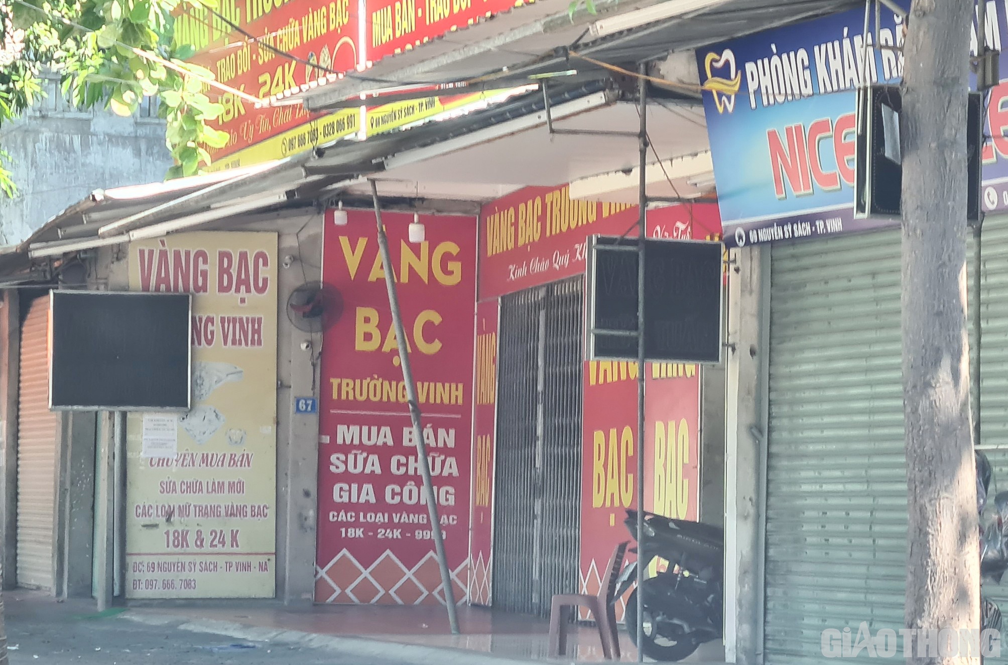 Nhiều cửa hàng kinh doanh mặt hàng không thiết yếu đã đóng cửa, tạm ngừng kinh doanh. (Ảnh Văn Thanh)