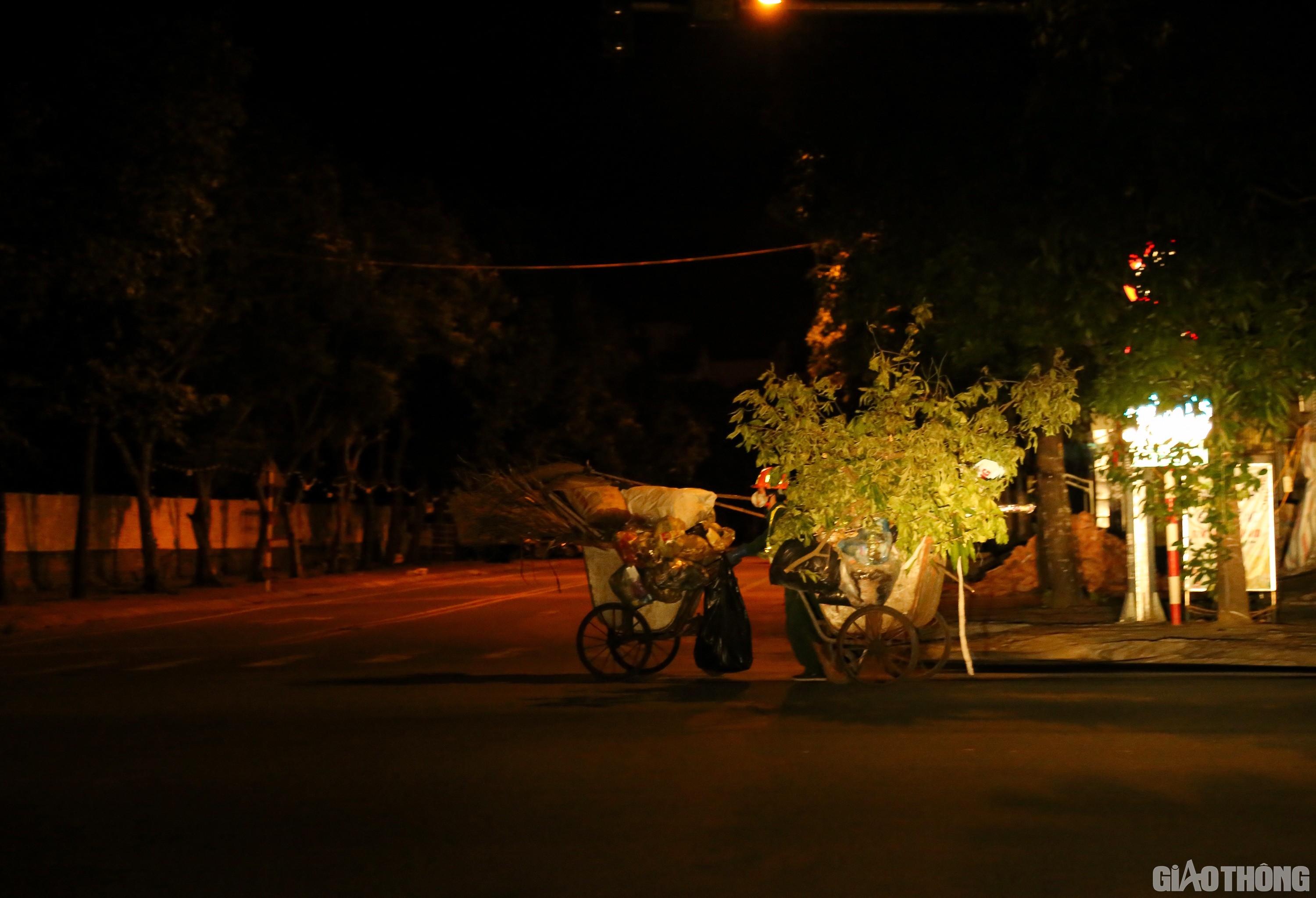 Chỉ mới 21h30' nhưng mọi đường phố ở TP. Vinh đã vắng tanh. Trên phố, thi thoảng mới có một phương tiện đi vội vã. Chỉ duy nhất các công nhân vệ sinh môi trường đang cặm cụi làm việc. Một công nhân cho biết, trước đây thời điểm này trên đường vẫn còn rất đông người và phương tiện. Khung cảnh mới khiến chị em công nhân thấy lo lo, ai cũng cố gắng hoàn thành công việc sớm để về nhà.