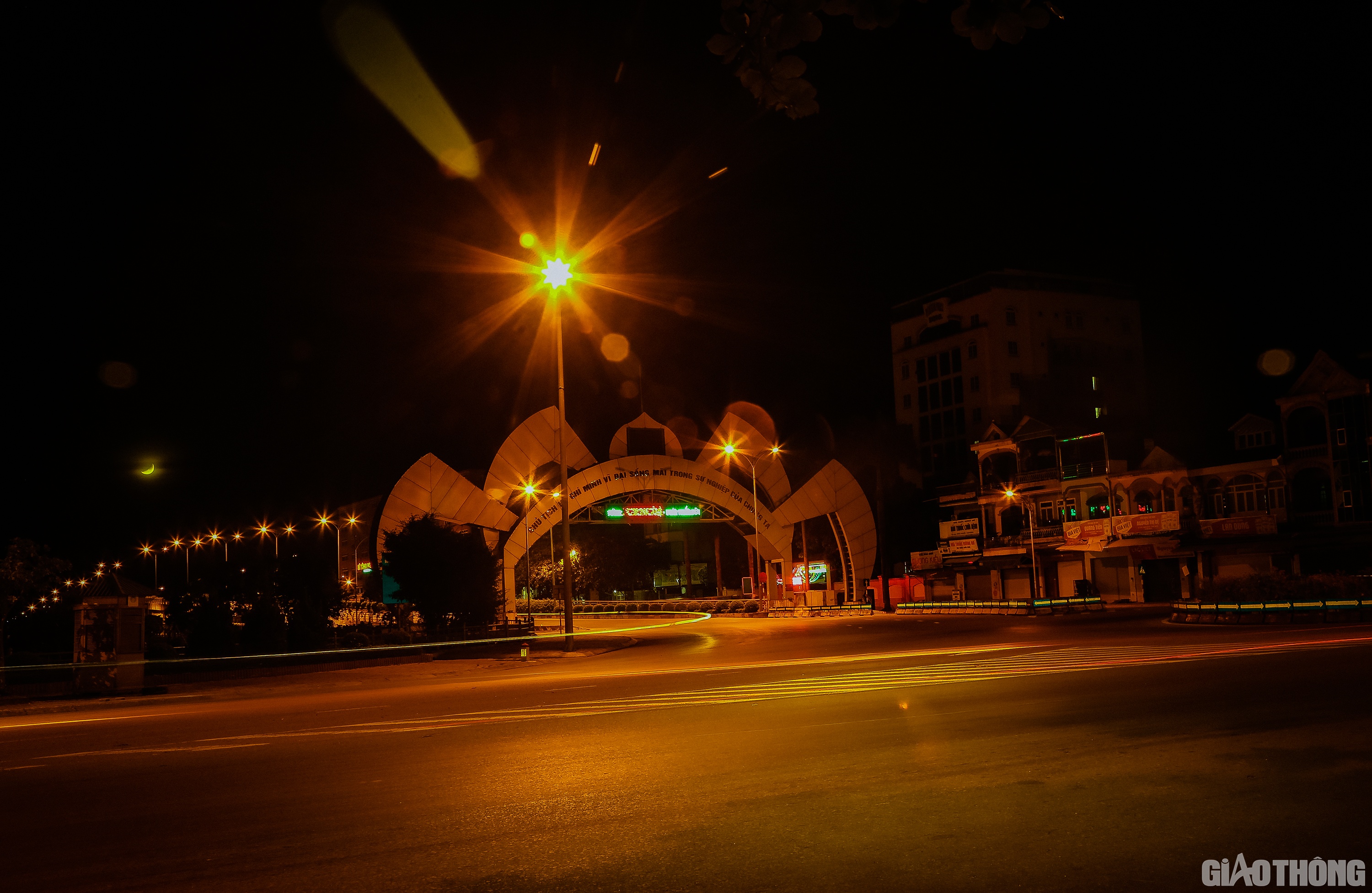 Quang cảnh ở khu vực hồ Cửa Nam - cửa ngõ phía Tây Nam của TP. Vinh cũng vắng lặng không kém, dường như không một bóng người và phương tiện ngoài đường.