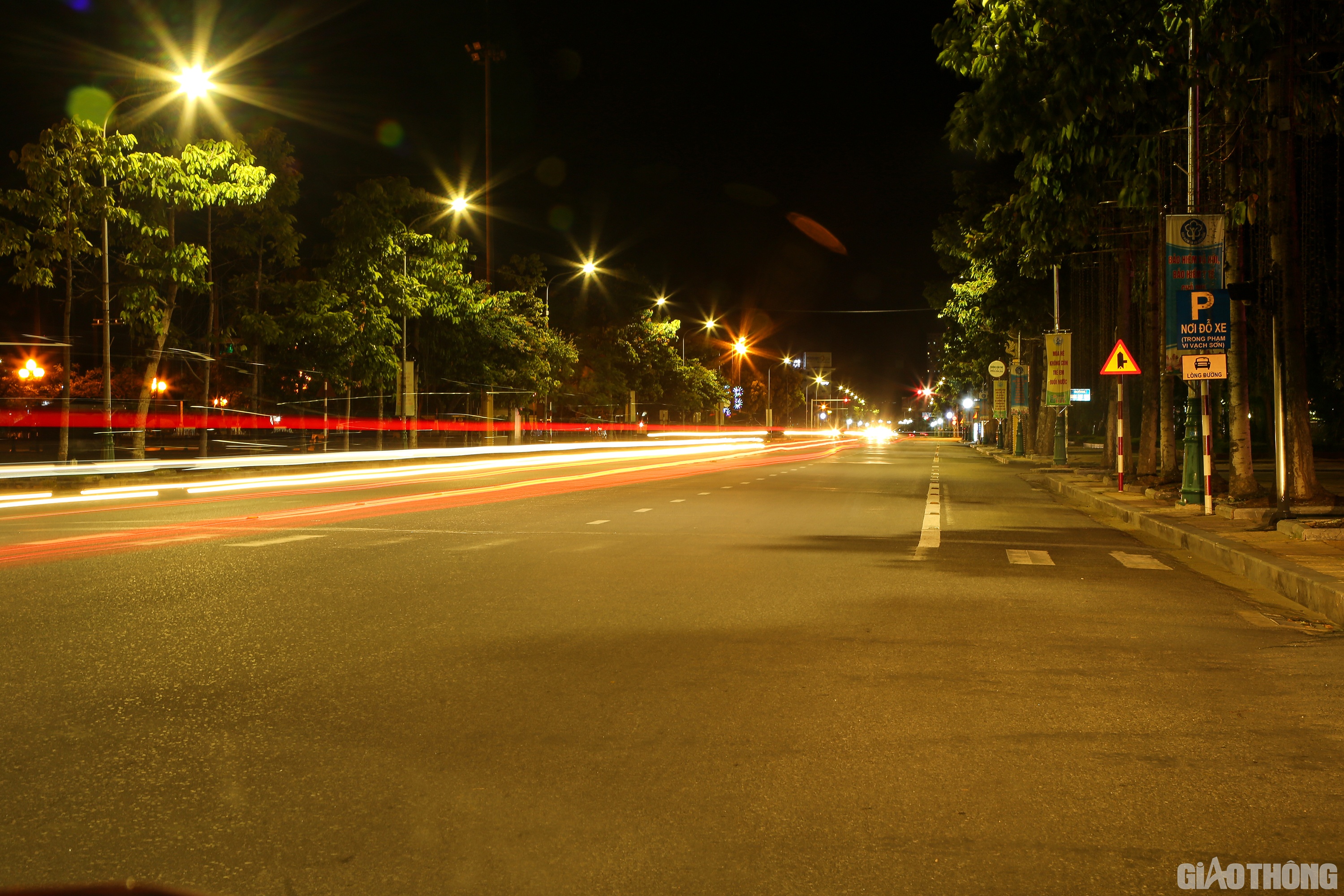 Chiều 16/6, TP. Vinh, tỉnh Nghệ An tiếp tục ghi nhận thêm 2 ca dương tính với SARS-CoV-2, nâng tổng số ca nhiễm ở địa phương này là 4. Trước diễn biến phức tạp của dịch, từ chập tối cùng ngày, các tuyến phố ở khu đô thị loại I đã vắng tanh người và phương tiện.