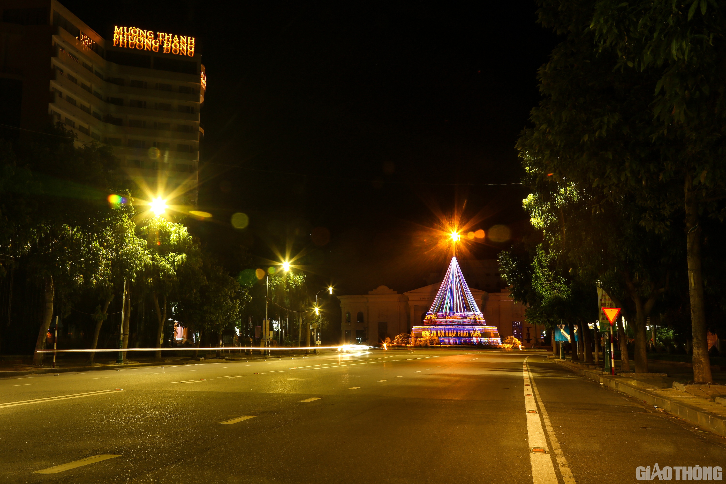 Giao thông trên đường Trường Thi đoạn nút giao vòng xuyến Phương Đông - cửa ngõ phía Nam của TP. Vinh vắng tanh.