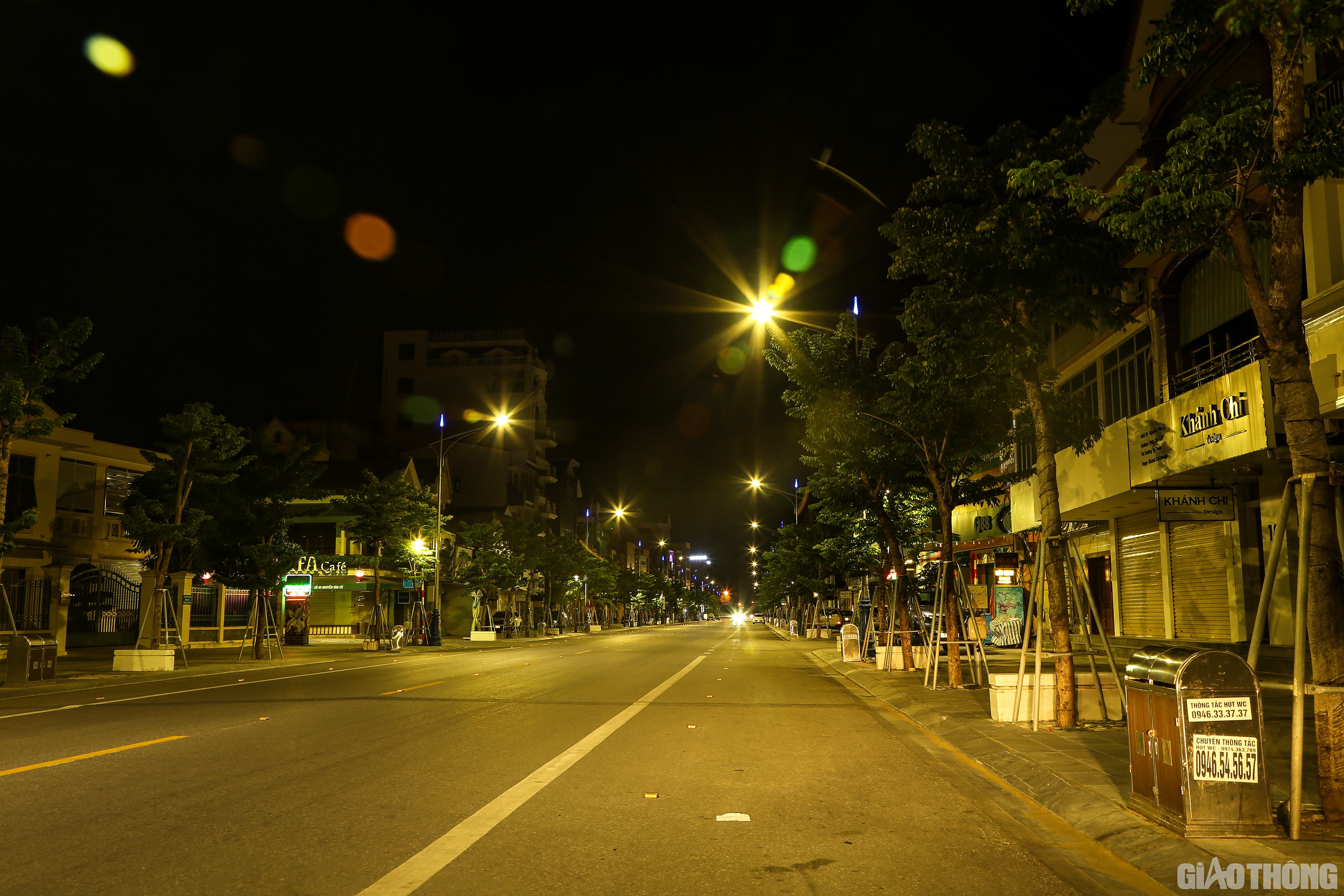 Phố Nguyễn Văn Cừ - con phố của những cửa hàng mua sắm lớn nhất TP. Vinh tất cả đều cửa đóng, then cài.