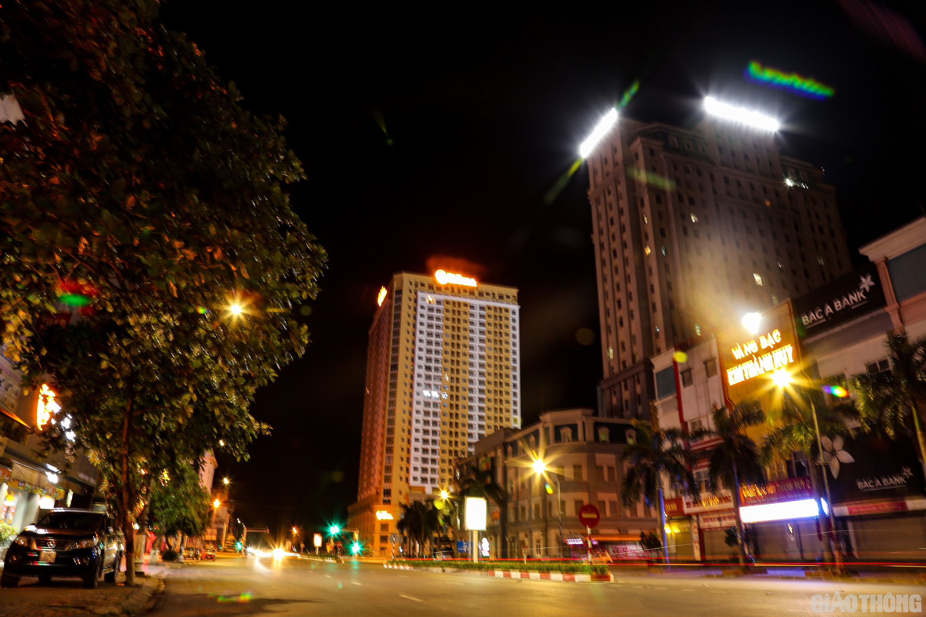 Đường Trần Phú, đoạn nút giao ngã tư Chợ Vinh, nơi được xem là sầm uất nhất của TP. Vinh về đêm cũng chỉ có một vài phương tiện đang vội vã trên đường.