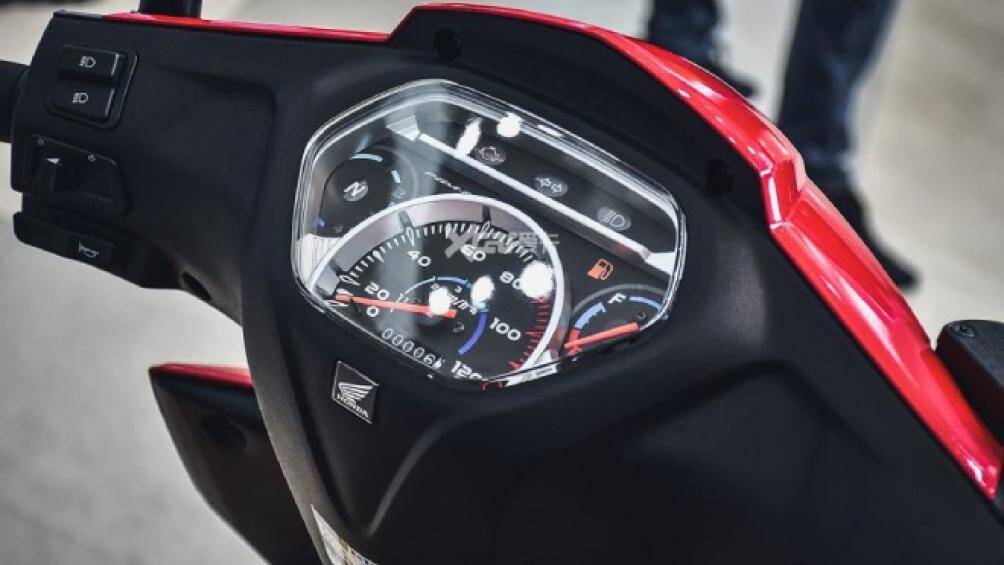 Honda Wave 110S tích hợp chiếc đồng hồ analog để thể hiện tất cả những thông tin liên quan đến quá trình vận hành của xe