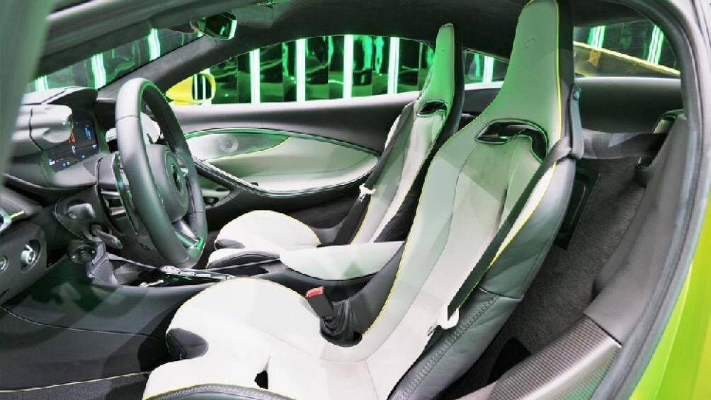 Siêu xe McLaren Artura sử dụng hệ truyền động plug-in hybrid, lai giữa động cơ xăng và điện, khác rất nhiều so với những mẫu siêu xe V8 khác