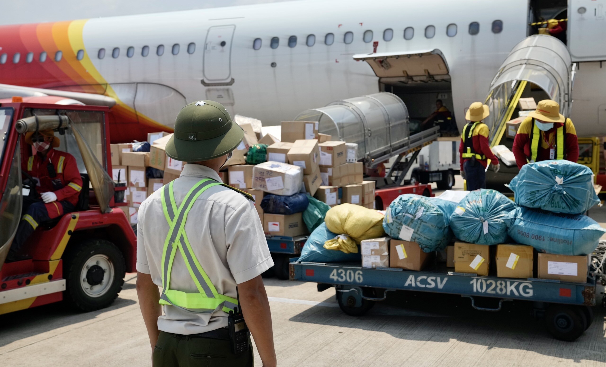 Trên đường tuần tra, nếu gặp các chuyến bay đang khai thác, anh sẽ dừng lại để kiểm tra những nhân viên phục vụ tàu bay.