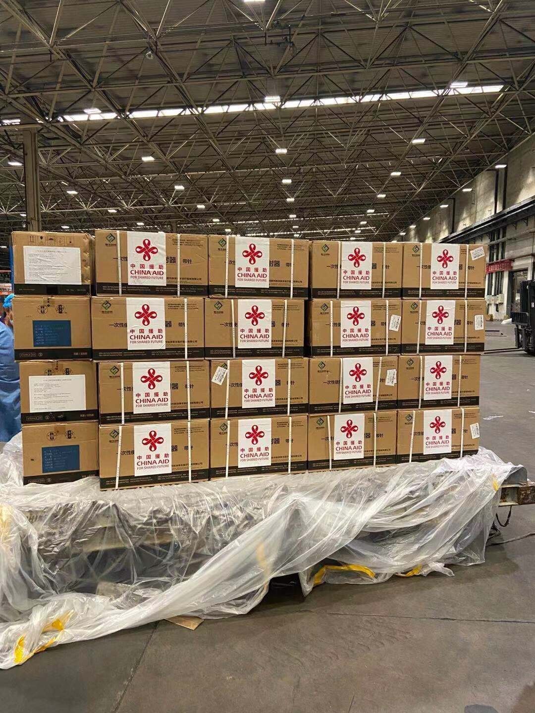 Bên cạnh vaccine, chuyến bay còn chở theo hơn 2 tấn vật tư tiêm chủng.