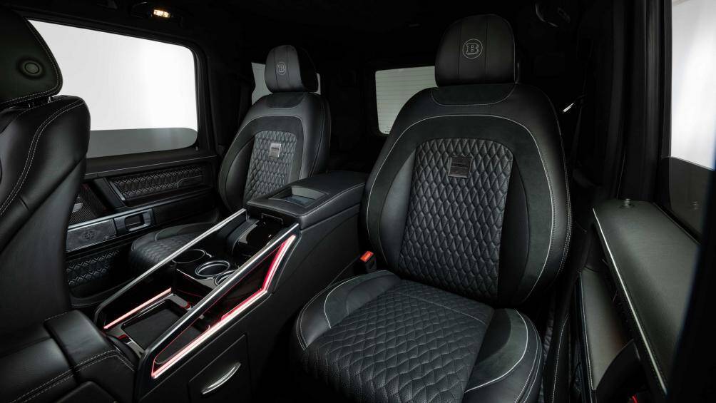 Ngoài ra, khoang nội thất còn được ốp các chi tiết bằng carbon ấn tượng, bàn đạp nhôm, ghế bọc da với các họa tiết đặc biệt