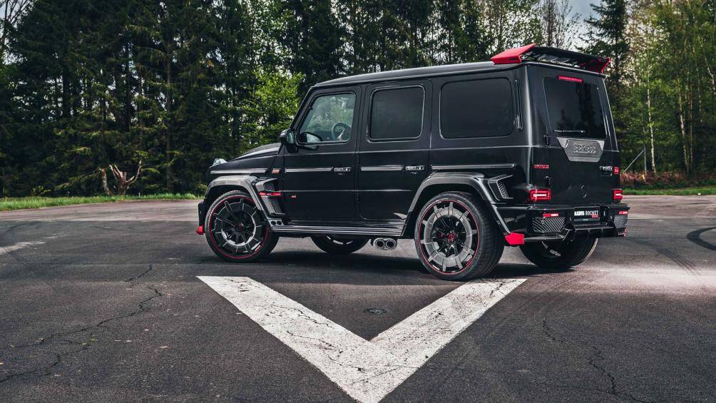 Một trong những chi tiết ấn tượng chính là các phần vè ốp của bộ bodykit Widestar đã được thiết kế lại, để lộ các phần viền carbon ra ngoài