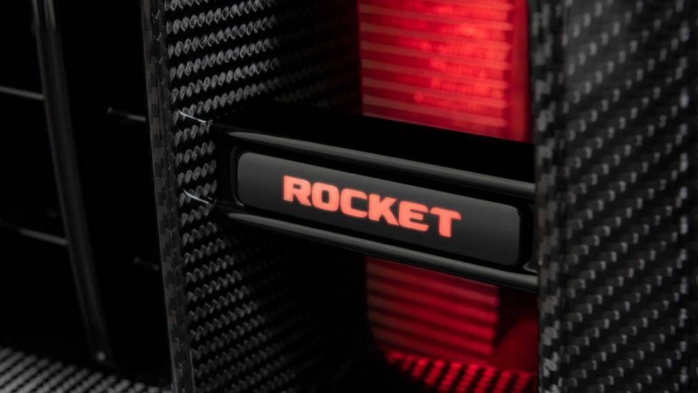 Phần vè cũng được tích hợp hệ thống đèn Rocket Launch Ambience Light ấn tượng