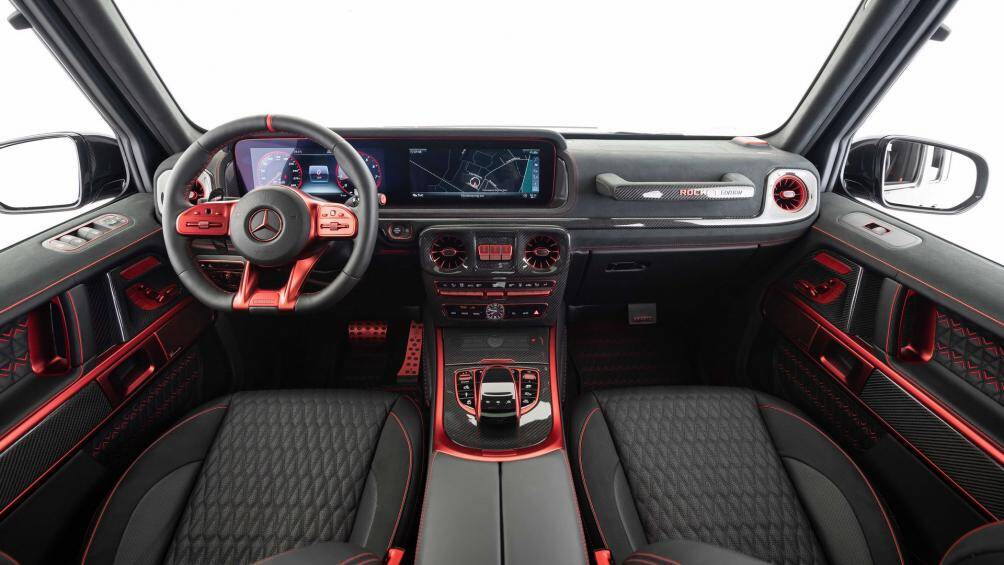 Phiên bản màu đen Signature Black, các chi tiết trong khoang nội thất được mạ màu đỏ satin còn bản Stealth Gray được hoàn thiện với màu bạc