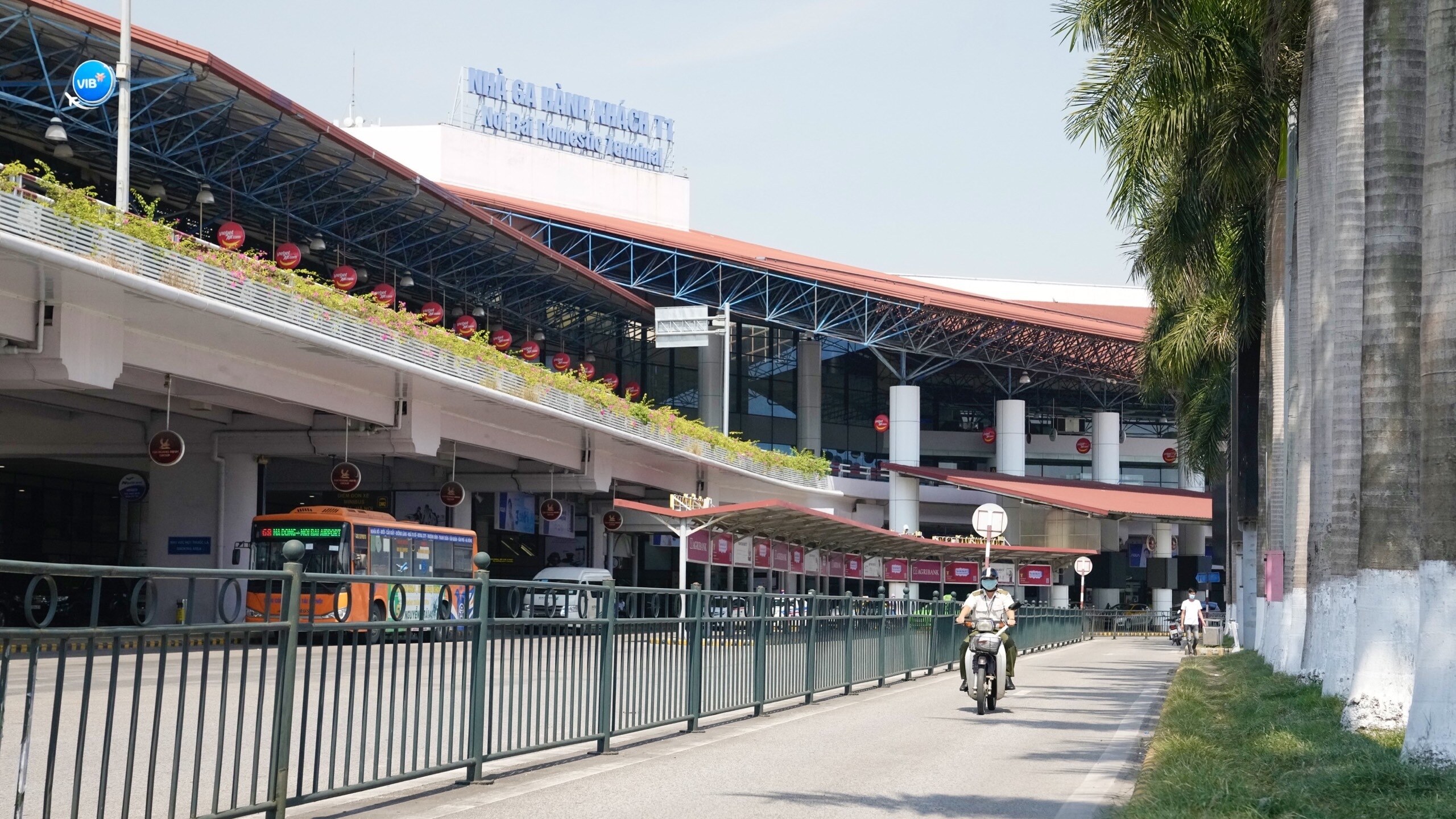 Nhà ga hành khách T1 đang trong giai đoạn vắng khách do dịch Covid-19 nhưng không vì thế mà nhân viên được giảm bớt tần suất đi tuần tra.