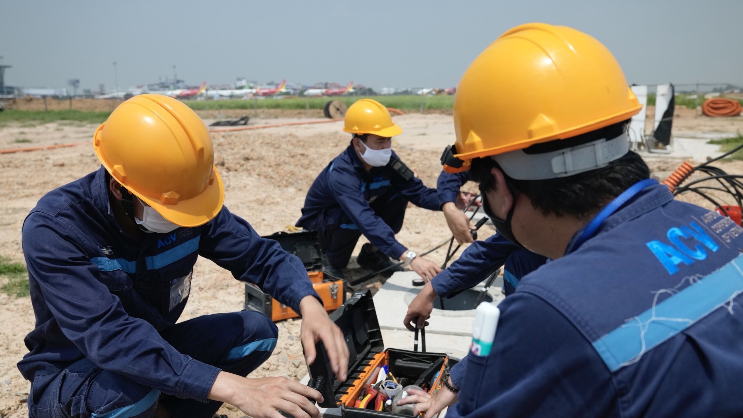 Trời càng nắng, người lao động tại đây càng phải tăng tốc làm việc để đảm bảo mọi công trình, hạng mục thi công sửa chữa trong khu bay hoàn thành đúng tiến độ, không bị gián đoạn khi thời tiết chuyển mưa, dông, bão… Công tác tuần tra, canh gác tàu bay, công tác kiểm tra thiết bị thông tin dẫn đường, kiểm tra sơn kẻ hệ thống biển báo, cắt cỏ, thu gom vật ngoại lai, nạo vét hệ thống mương đảm bảo thoát nước mùa mưa… là những nhiệm vụ phải tiến hành thường xuyên bất kể mọi điều kiện thời tiết.
