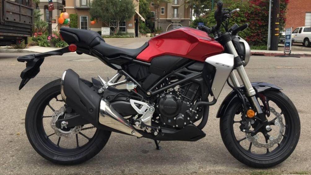 3. Honda CB300R (giá: 4.649 - 4.949 USD)