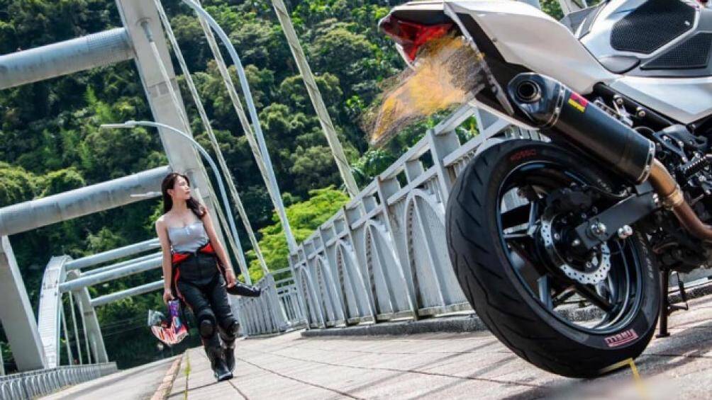 Khoe chân dài miên man bên xế nổ