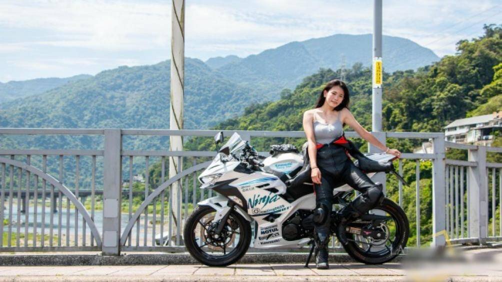 Làn da trắng cộng hưởng với màu trắng của chiếc mô tô càng khiến người đẹp thêm phần quyến rũ