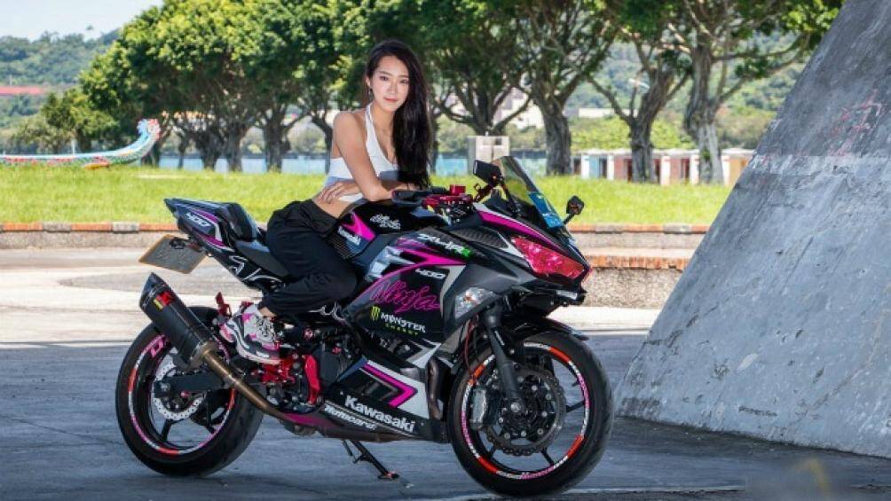 Kawasaki Ninja là dòng xe mô tô vốn dĩ được phái mạnh yêu thích. Tuy nhiên, ngay cả các bóng hồng cá tính cũng thích vận hành mẫu xe này