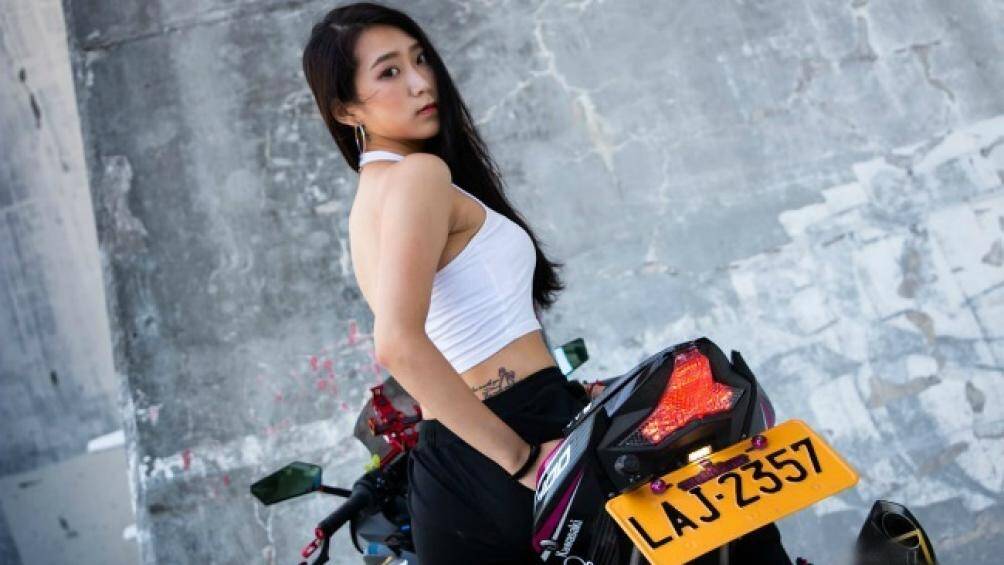 Khoe dáng chuẩn bên xế nổ