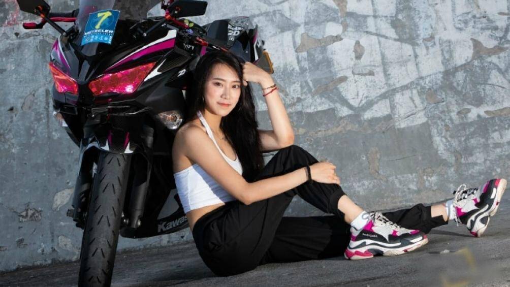 Nụ cười rạng rỡ đốn tim cánh mày râu