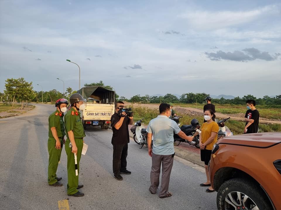 Khi được hỏi thì họ đều khẳng định đã biết tỉnh ban hành lệnh cách ly xã hội toàn TP Vinh theo Chỉ thị 16 nhưng họ không nghĩ đi ra ngoài tập thể dục cũng bị phạt. (H.Bắc)