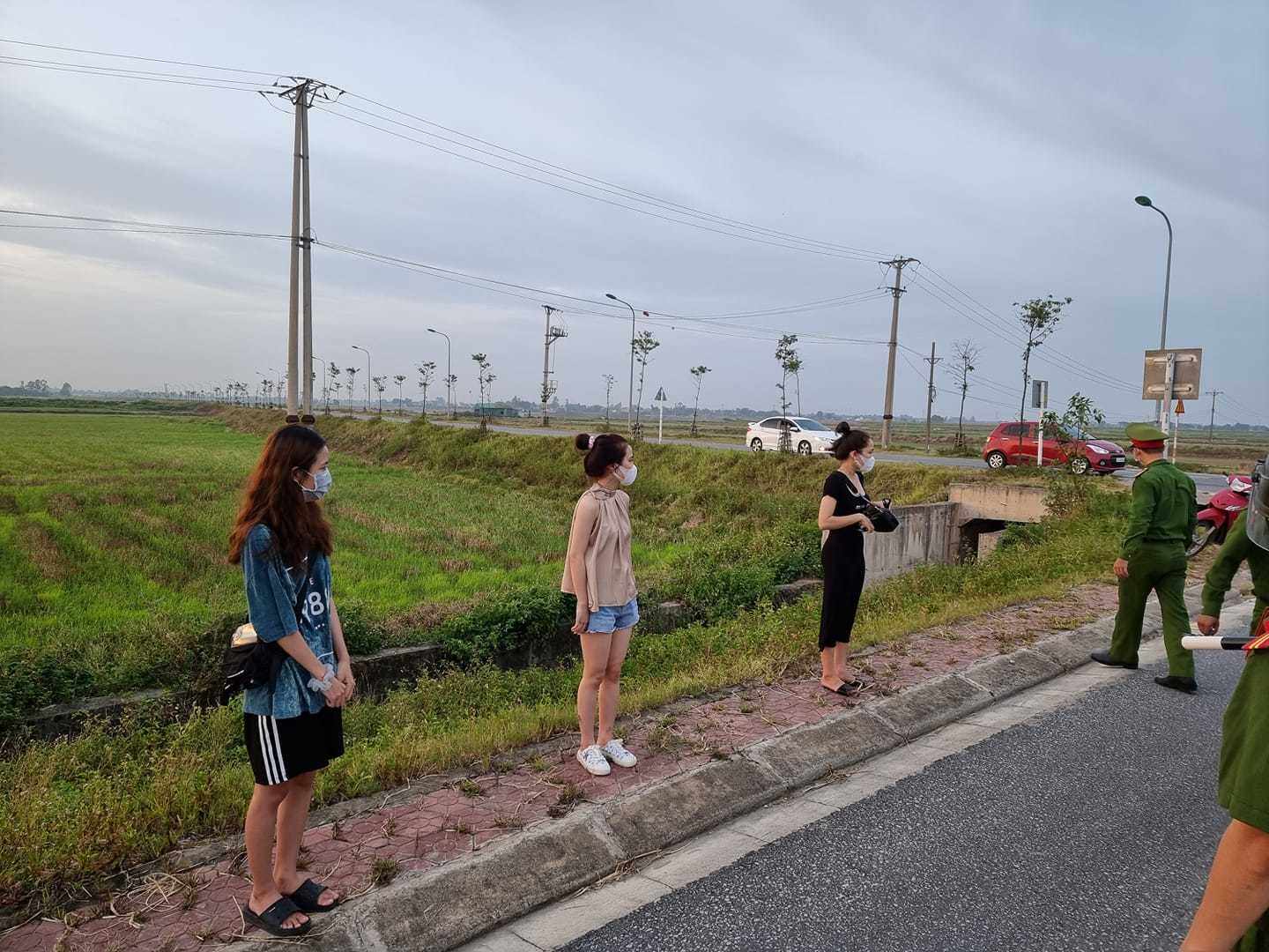 3 cô gái trẻ ra khu vực hồ điều hòa ở xã Hưng Hòa, TP Vinh đi dạo mát, tập thể dục bị lực lượng công an địa phương chặn lại lập biên bản (H.Bắc)