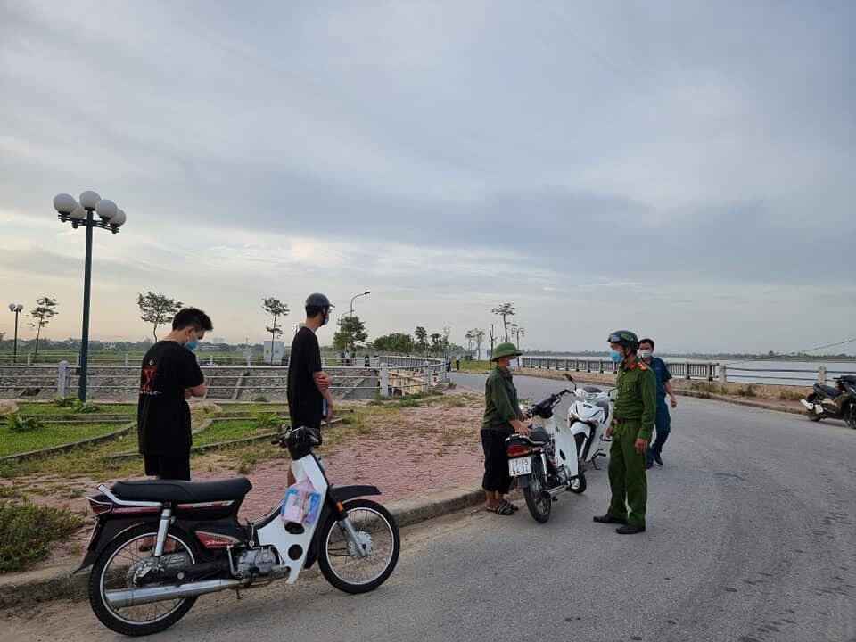 Trong số các trường hợp bị kiểm tra, xử phạt có cả người lớn tuổi, thanh niên. Họ đã vi phạm quy định về giãn cách, đi ra ngoài không nhằm mục đích được quy định, như: mua sắm đồ thiết yếu, đi làm nhiệm vụ, đi cấp cứu...