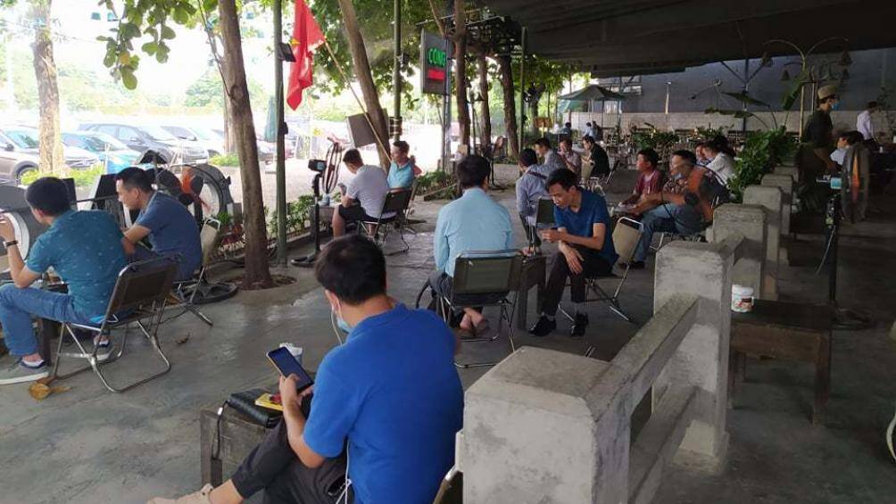 Một quán cafe ở Mỹ Đình rất đông khách sau khi được phép hoạt động trở lại