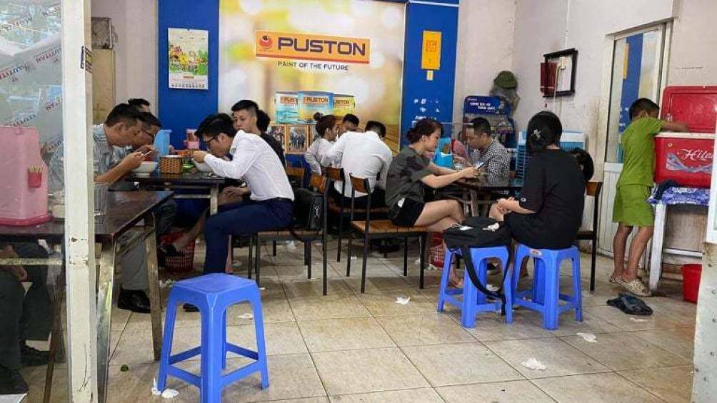 Anh Nguyễn Văn T. cho biết, được ăn phở sau đó ngồi với bạn bè "'chém gió" nhâm nhi cốc cafe là thứ mà nhiều ngày nay anh chờ đợi.