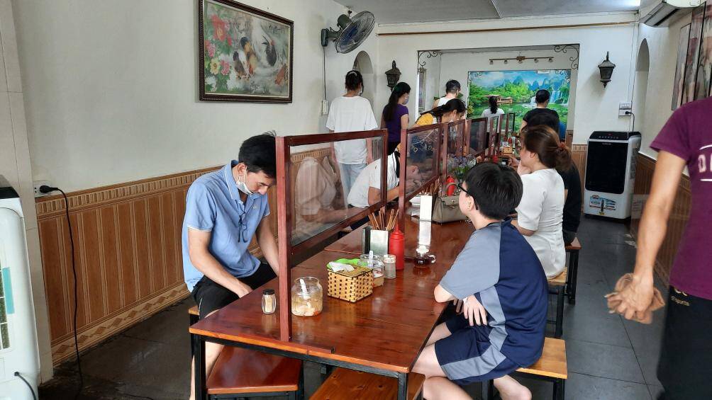 Từ 0h ngày 22/6/2021, UBND TP Hà Nội cho phép mở cửa trở lại một số dịch vụ: cắt tóc, gội đầu, ăn, uống trong nhà với điều kiện phải đảm bảo giãn cách để phòng chống dịch Covid-19.