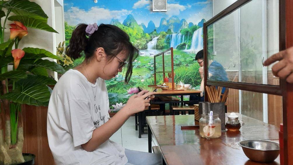 Cửa hàng ngoài đảm bảo khoảng cách theo quy định còn thực hiện lắp tấm chắn giữa người với người.