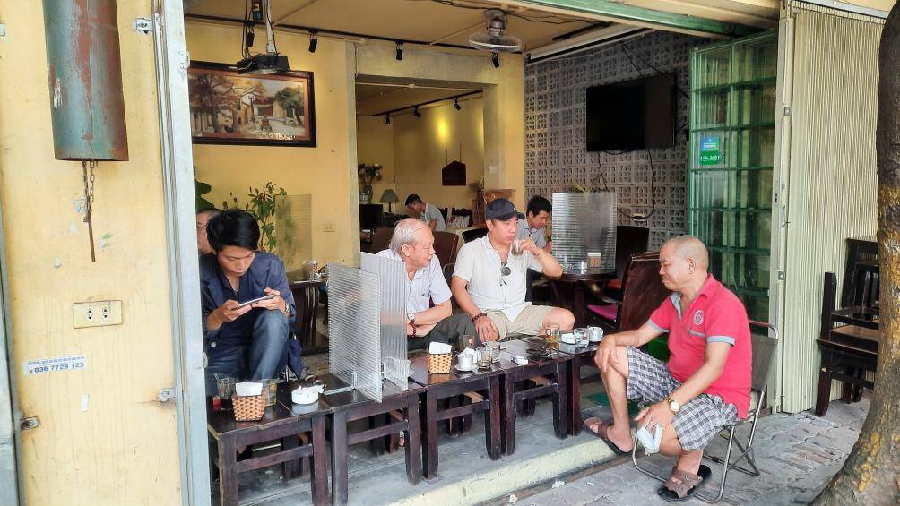 Anh Nguyễn Văn Q. cho biết, khi biết tin Hà Nội cho phép mở một số dịch vụ như quán ăn, cafe, anh rất vui mừng. Sáng nay, anh Q. dậy sớm cùng với bạn bè đi ăn sáng rồi uống cafe.