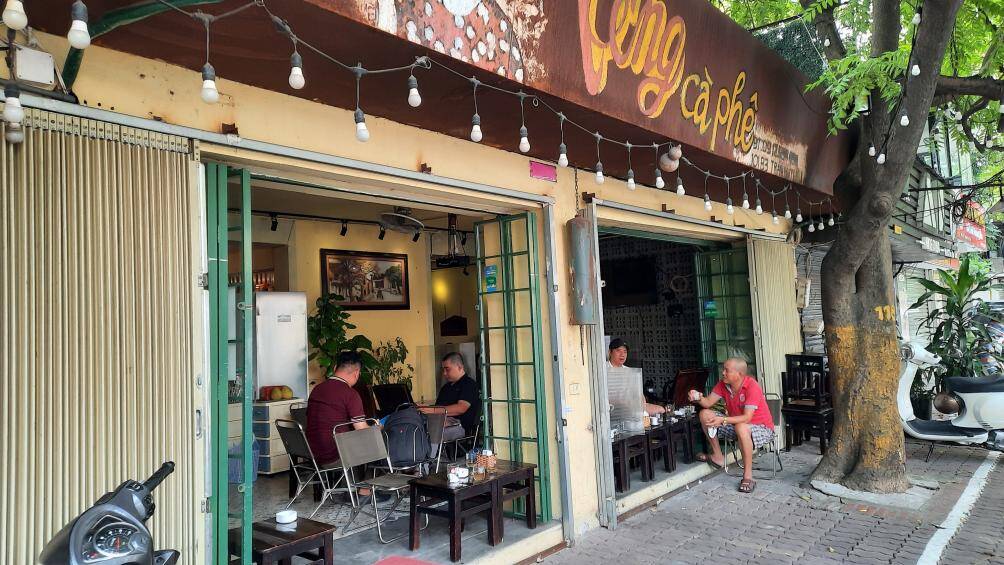 Một hàng cafe trên phố Trần Huy Liệu cũng mở cửa từ khá sớm để phục vụ khách hàng.
