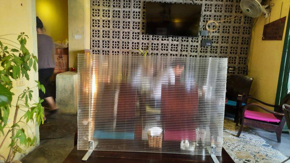 Chủ quán cafe này cho biết, đêm qua, khi biết tin hôm nay được mở cửa hàng trở lại, chủ quán đã thức rất khuya để lau bàn ghế, đóng vách ngăn... kịp phục vụ khách hàng từ sáng nay.