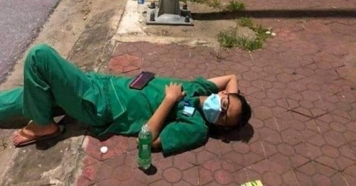 Nhân viên y tế mệt lả, kiệt sức vì phải làm việc, lấy mẫu bất kể ngày đêm
