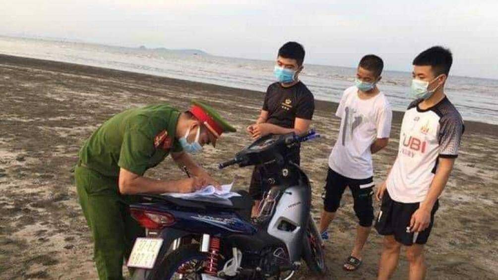 3 thanh niên ở huyện Diễn Châu đi ra biển Diễn Thành không mang khẩu trang bị phạt gần 5 triệu đồng (Ảnh: THNA)