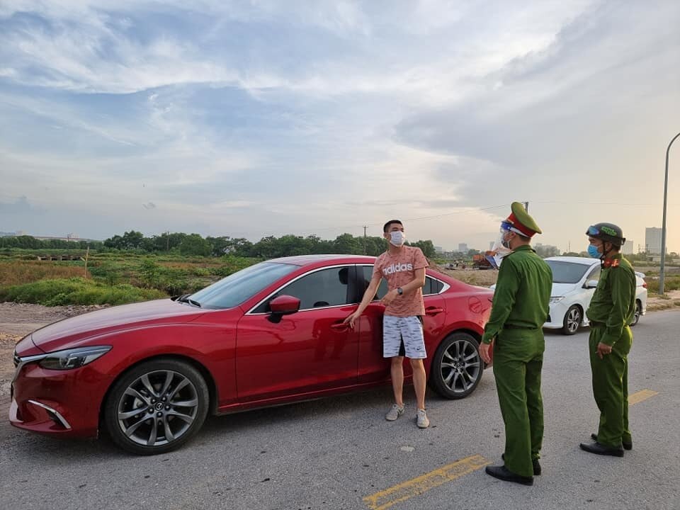 Có cả trường hợp đi ô tô ra ven hồ để hóng gió, câu cá