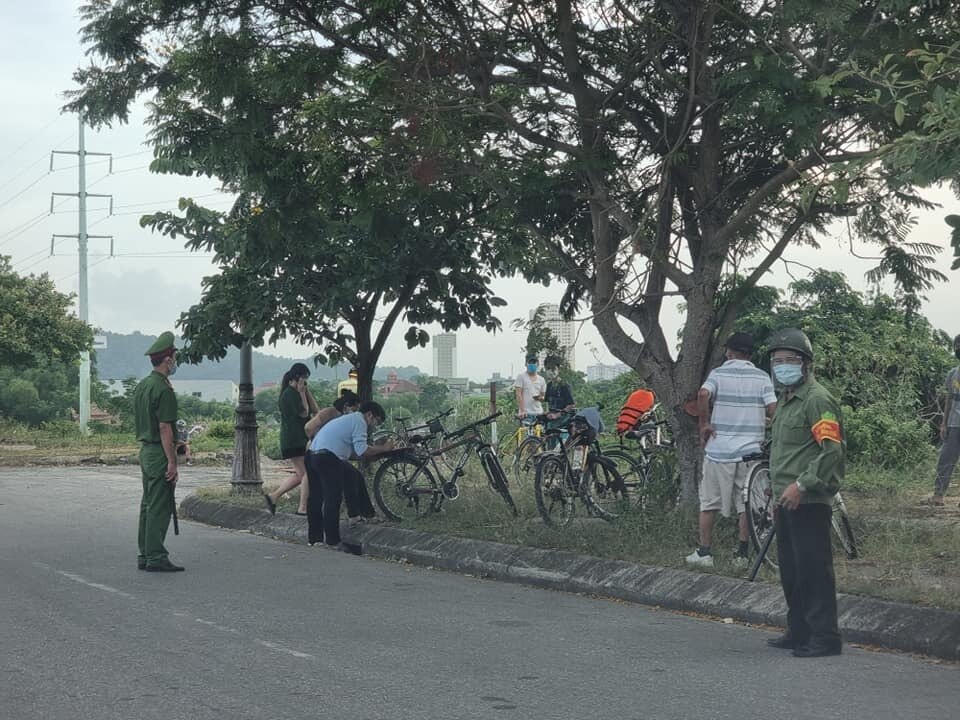 Lực lượng chức năng tăng cường kiểm tra, xử phạt người vi phạm sau khi Báo Giao thông có bài phản ánh về việc người dân bất chấp dịch bệnh, lệnh cấm vẫn ra ngoài hóng mát, tập thể dục, tắm sông