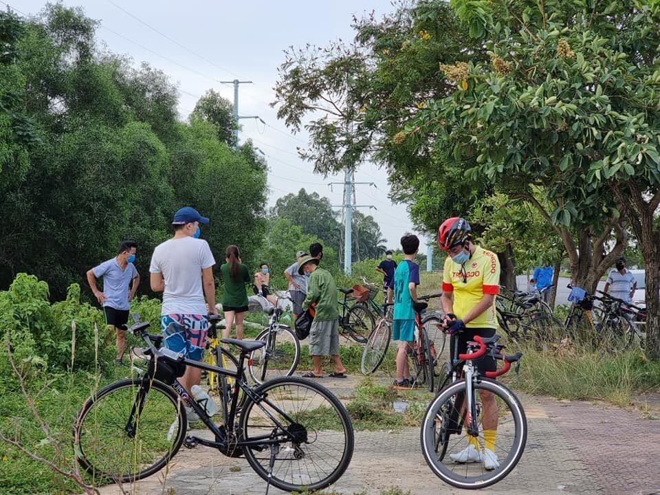 Ở đường du lịch ven sông Lam thuộc phường Bến Thủy, cả chục trường hợp đi đạp xe, tập thể dục bị giữ lại lập biên bản và tạm giữ phương tiện. Theo lực lượng chức năng, các trường hợp vi phạm quy định về giãn cách xã hội sẽ bị phạt mức từ 1 đến 3 triệu đồng