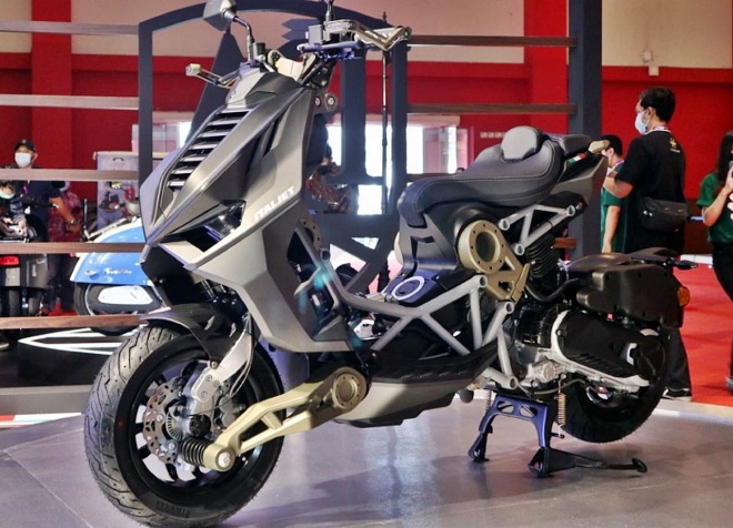 Chiếc xe ga Italjet Dragster có diện mạo khác lạ cùng bộ khung độc đáo vừa được trình làng tại một triển lãm xe lớn ở Indonesia