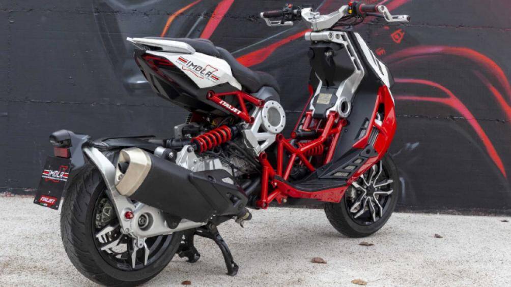 Italjet Dragster là mẫu xe hai bánh được tạo ra cho những ai thích một mẫu xe hai bánh khác biệt với những mẫu xe tay ga khác