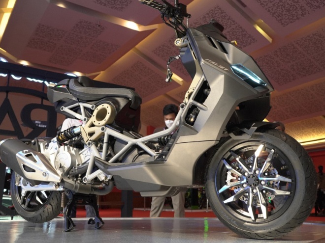 Khung gầm xe là loại trellis có hệ thống tay lái độc lập (ISS) như xe mô tô đua cùng cánh tay đơn bằng nhôm rèn tăng độ an toàn