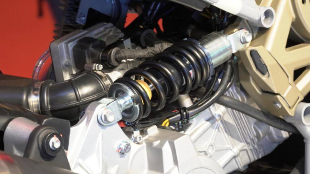 ISS kết hợp với hệ thống hấp thụ giảm xóc thủy lực BITUBO, cung cấp hiệu suất phanh tốt cho nên đằng trước xe Dragster rất ổn định