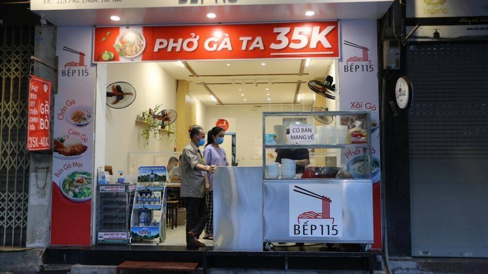 Theo yêu cầu của UBND TP Hà Nội, các chủ cửa hàng dịch vụ ăn uống trong nhà đảm bảo khoảng cách, có tấm chắn giữa người với người, ngồi không quá 50% công suất chỗ ngồi và không quá 20 người, đóng cửa trước 21h hàng ngày (nhà hàng rượu, quán rượu, bia, bia hơi chỉ được phép bán hàng mang về).
