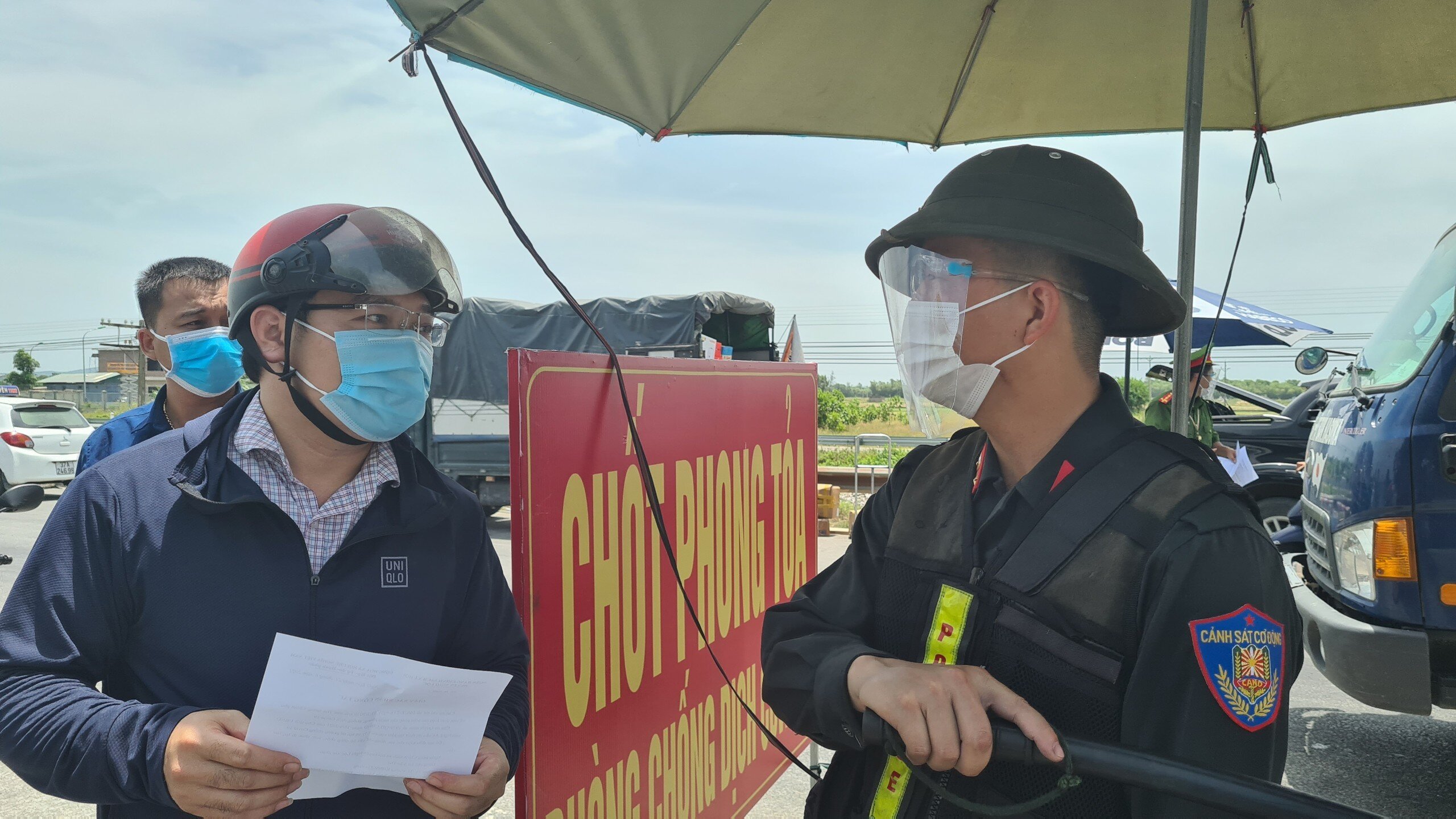 Lực lượng chức năng căng mình kiểm soát tại các chốt phòng dịch nhằm không để dịch bệnh lây lan