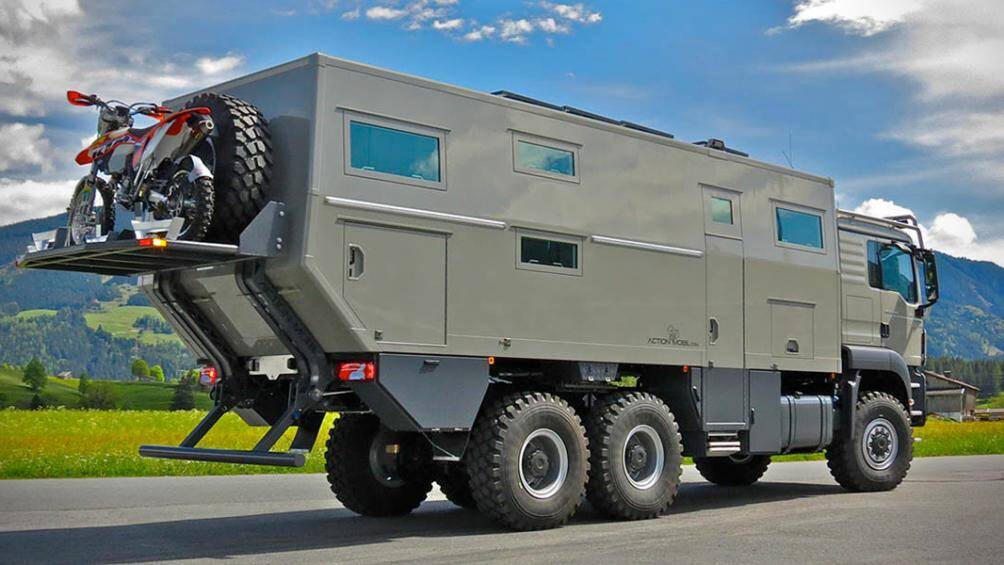 Đằng sau Action Mobil Global XRS 7200 có cấu trúc thủy lực đặc biệt để dễ dàng chở theo một chiếc mô tô