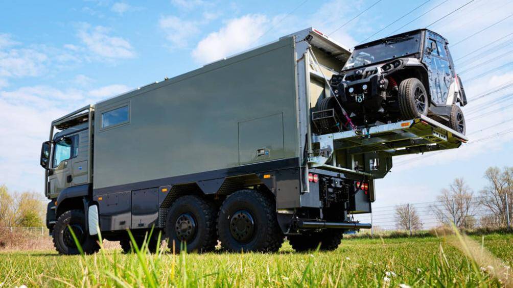 Nếu nhìn bên ngoài, nhiều người sẽ nhầm tưởng Action Mobil Global XRS 7200 là một mẫu xe quân sự, tuy nhiên nó là một chiếc mobihome car tiện nghi