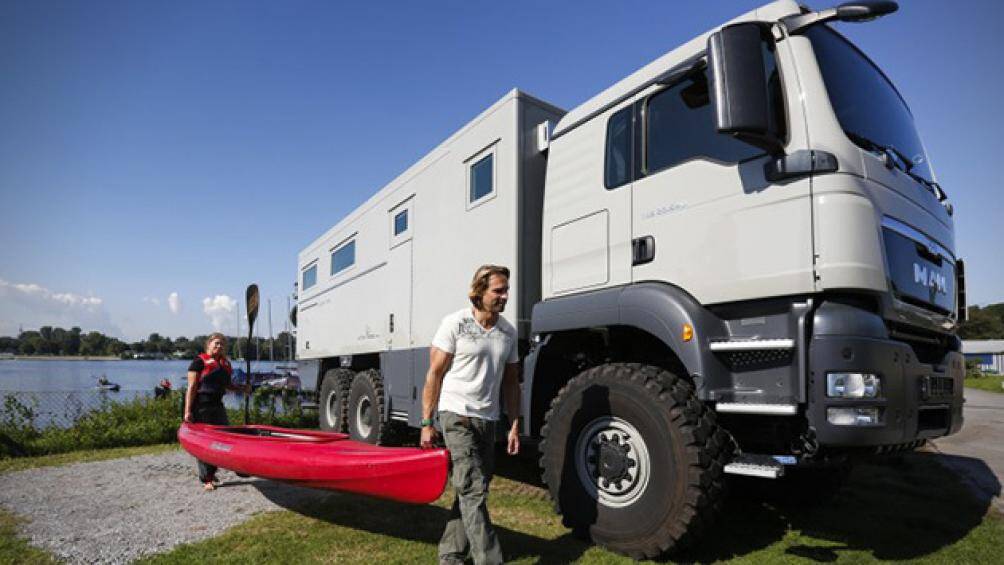 Điểm nhấn đập vào mắt của Action Mobil Global XRS 7200 chính là bộ mâm 6 bánh cỡ lớn